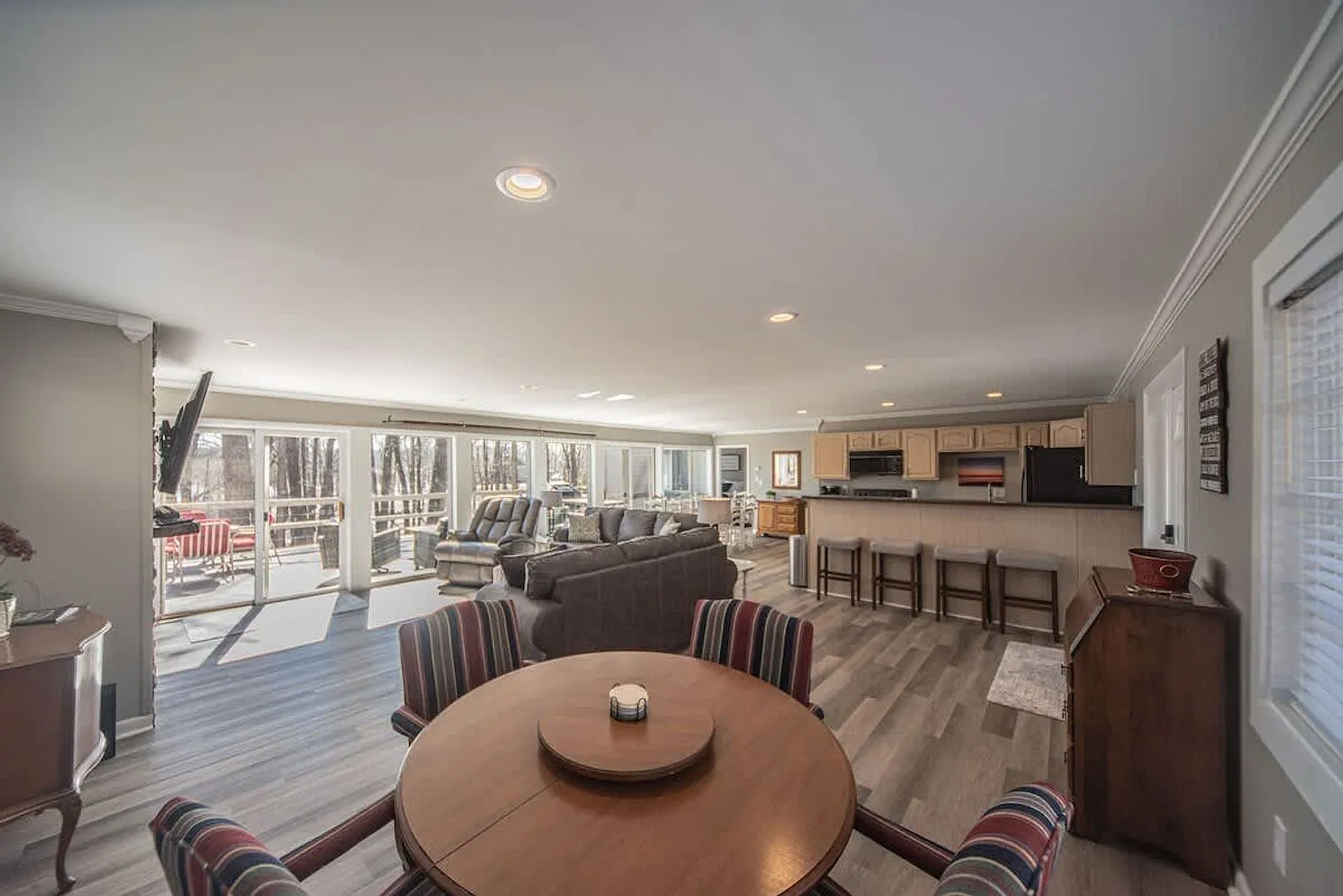 4 bed, 3.0 bath, 2206 sqft, $6,264 — Photo 4