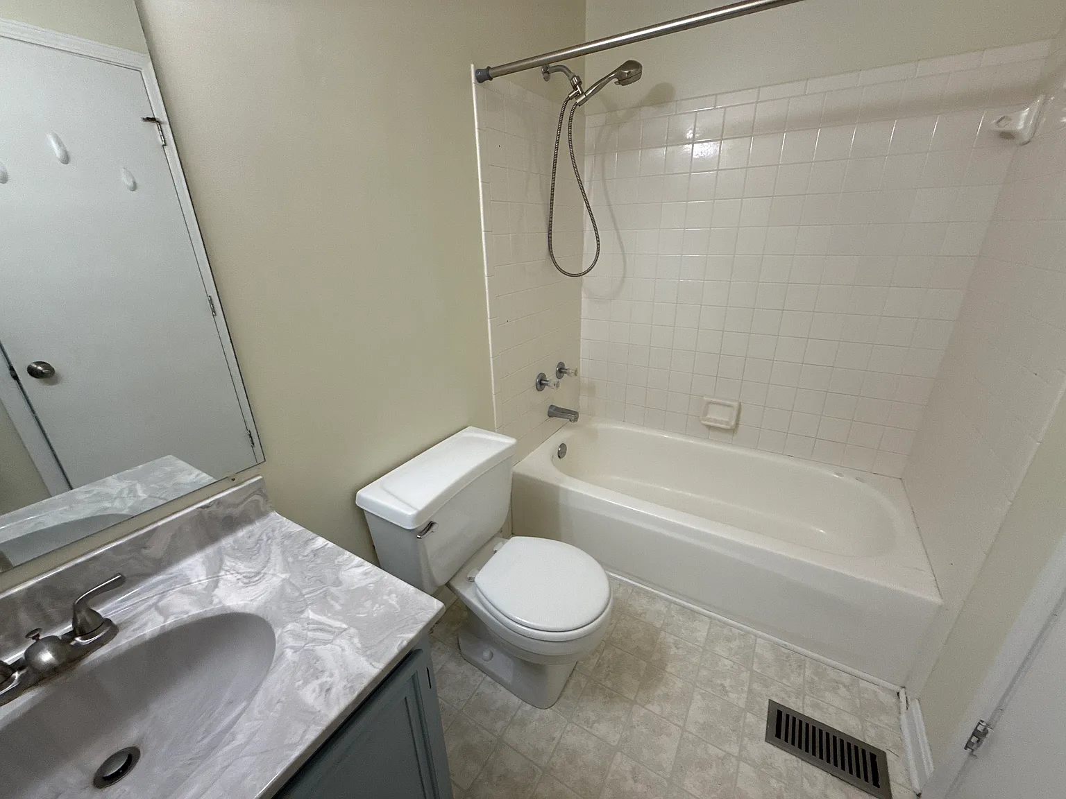 3 bed, 1131 sqft, $1,800 — Photo 3