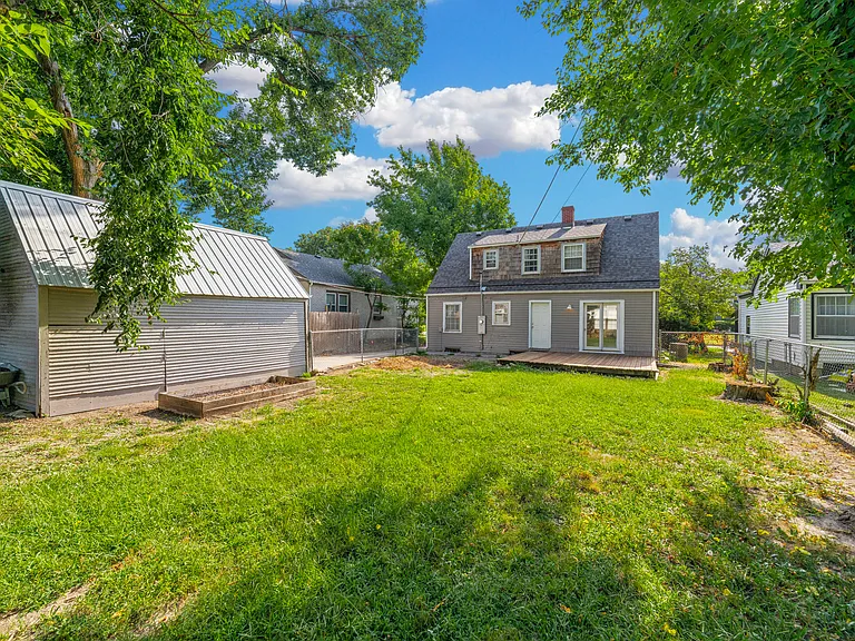 141 N Bleckley Dr — Photo 21