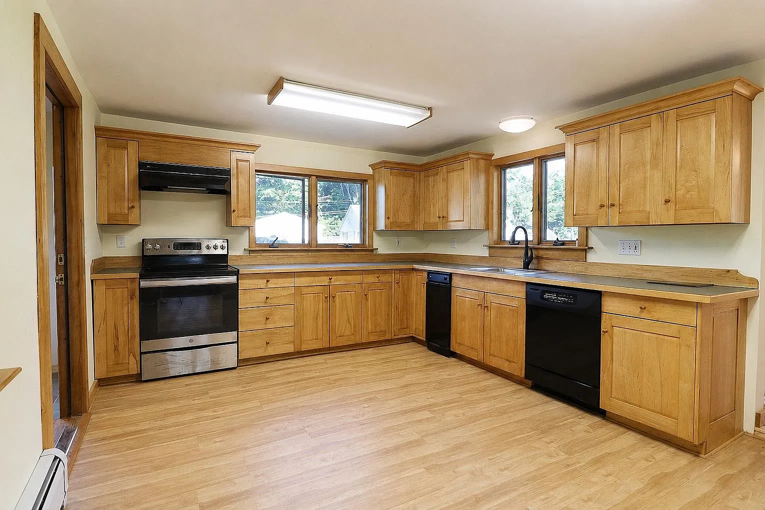 3 bed, 1700 sqft, $3,200 — Photo 2