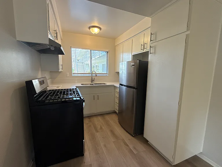 1021 E Cypress Ave — Photo 25