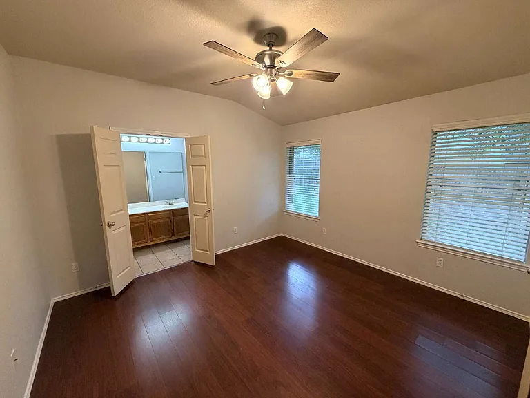 1006 Reynaldo St — Photo 17