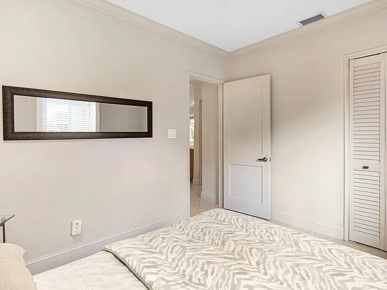 1425 NE 3rd Ave #1 — Photo 1