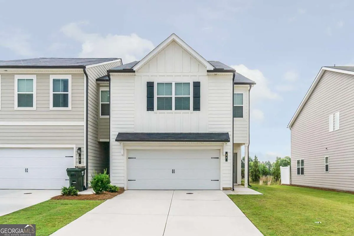 3 bed, 2.5 bath, 1842 sqft, $2,100 — Photo 1