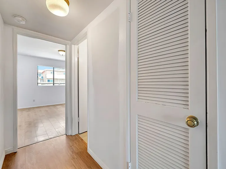1614 E Chevy Chase Dr — Photo 11