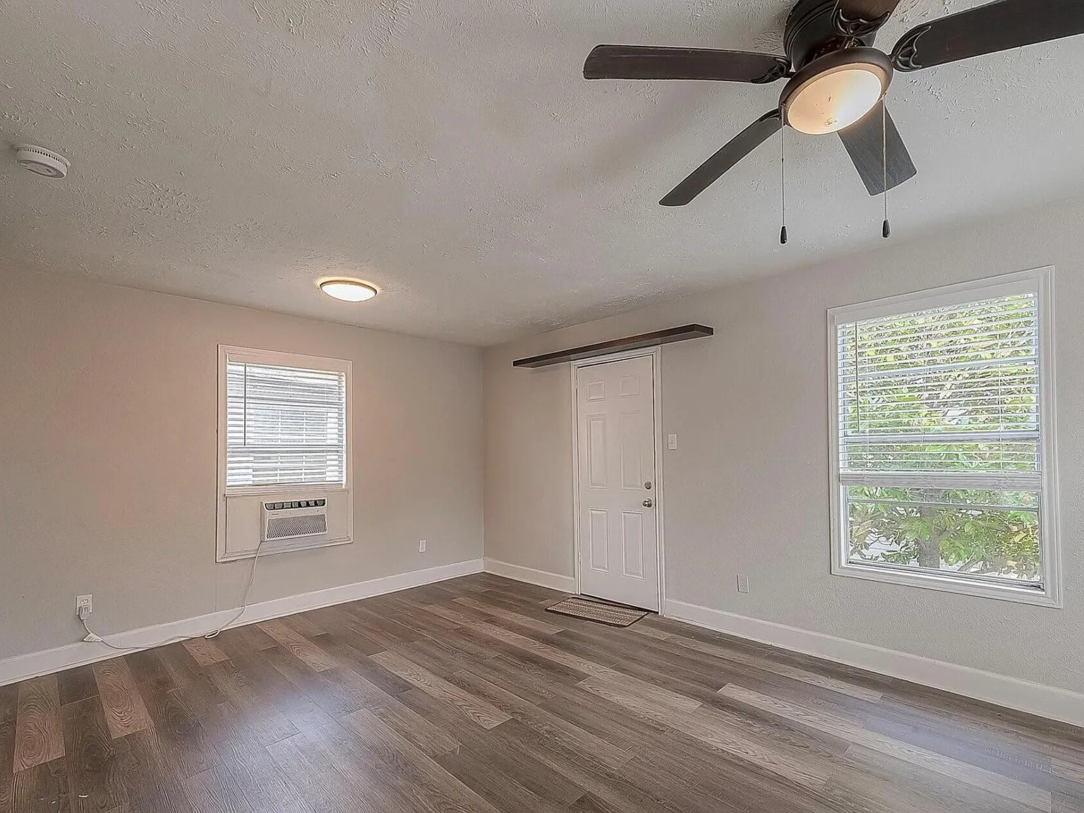 1 bed, 1.0 bath, 1585 sqft, $1,000 — Photo 2