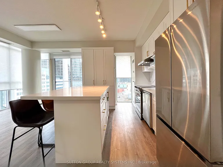 126 Simcoe St #1208 — Photo 4