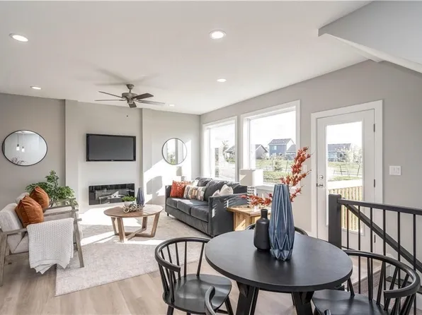 15303 Bellflower Ln, Urbandale, IA 50323