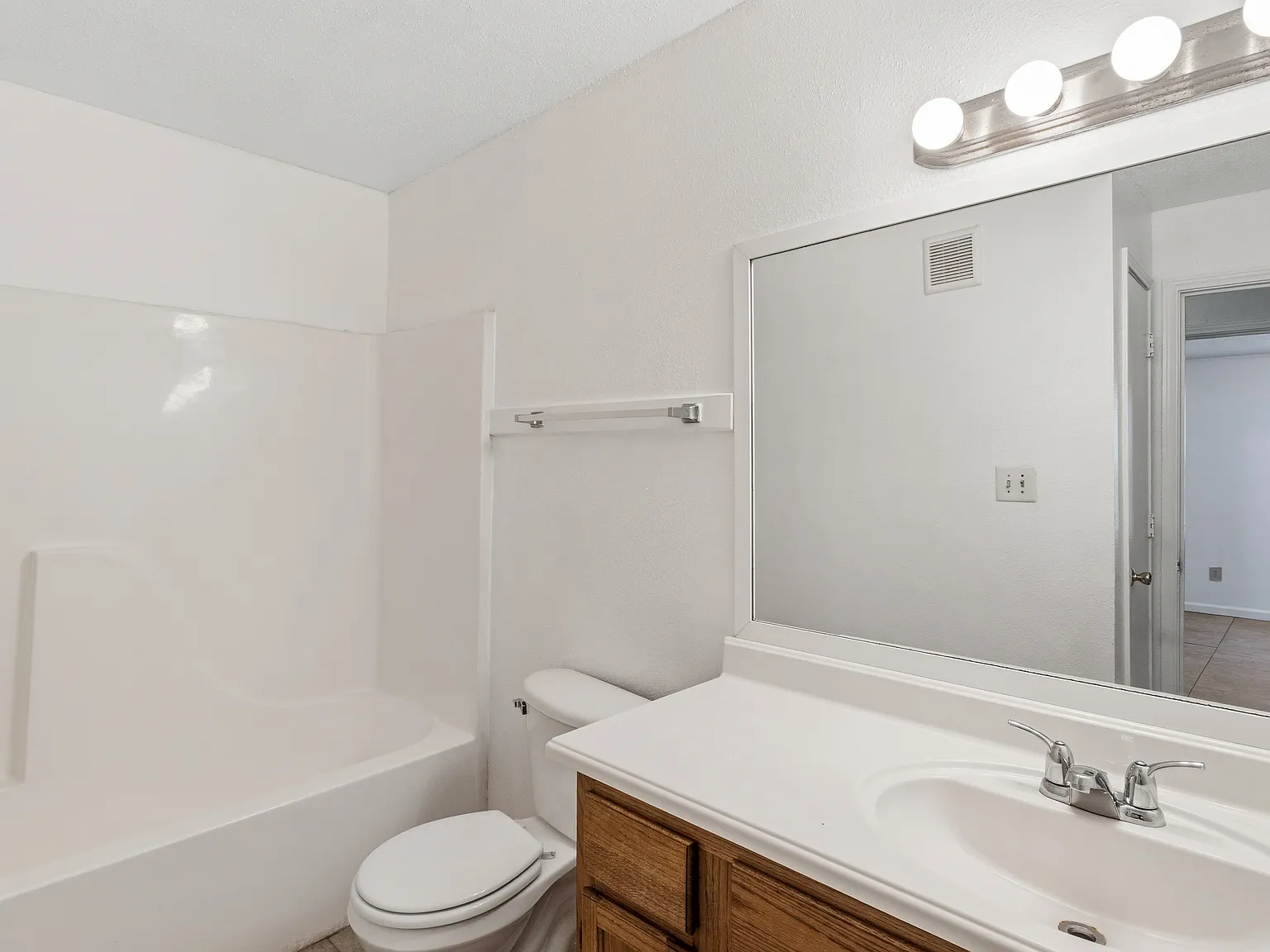 3 bed, 1100 sqft, $875 — Photo 2