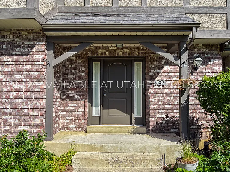 960 N Eastview Dr — Photo 5