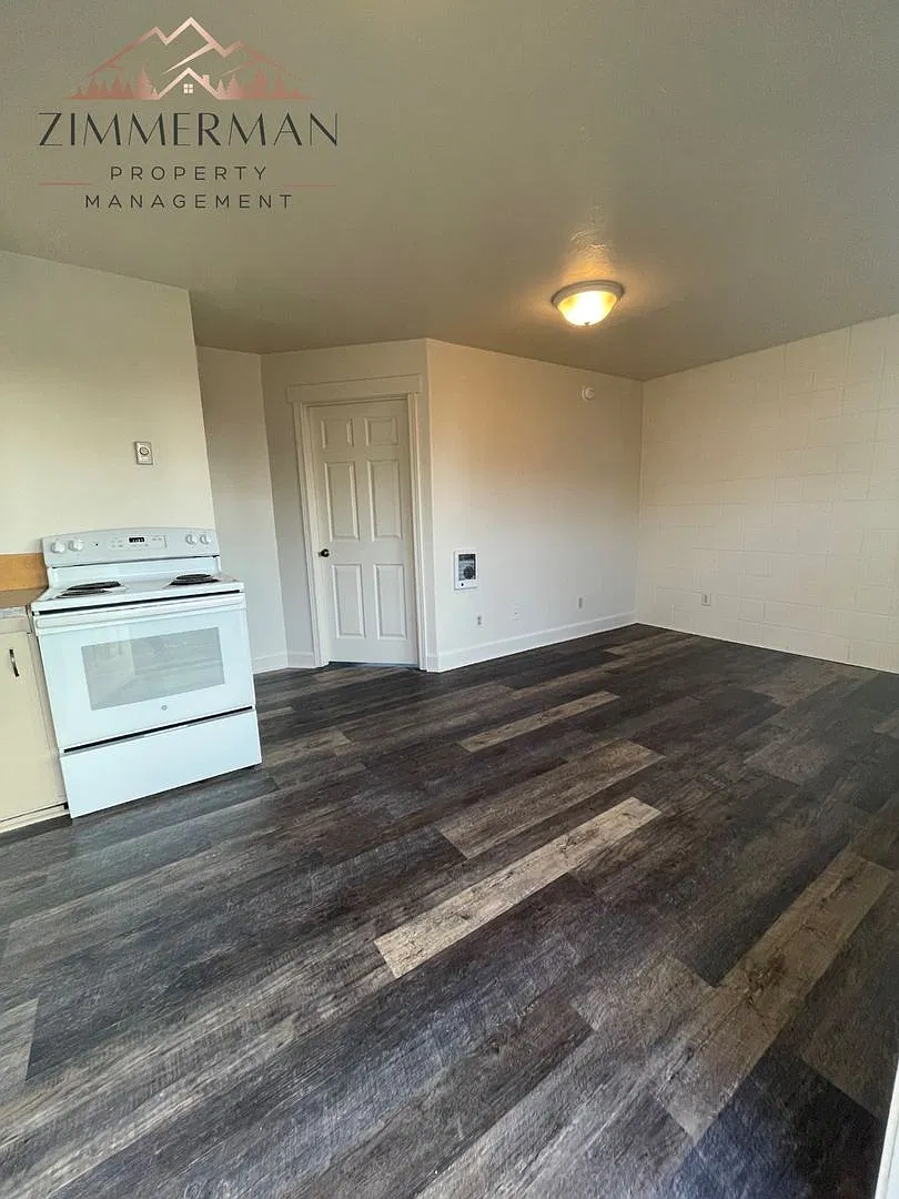 2 F St — Photo 2
