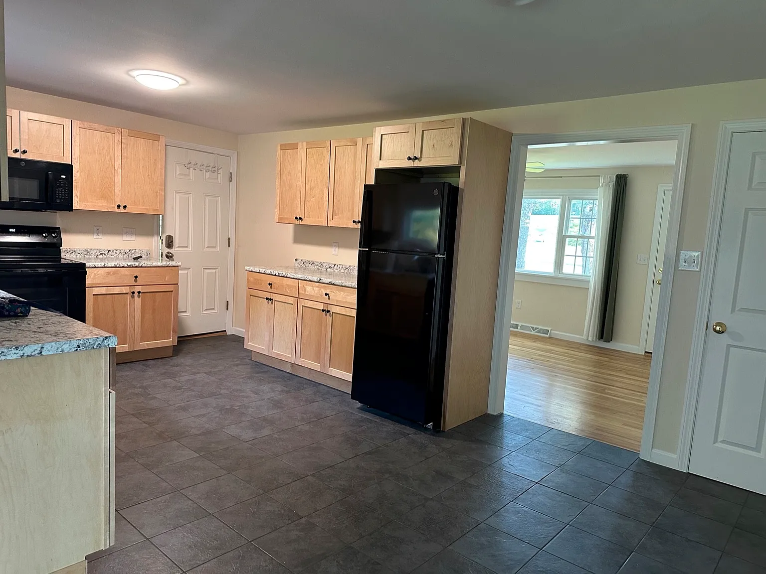 3 bed, 1128 sqft, $2,250 — Photo 3