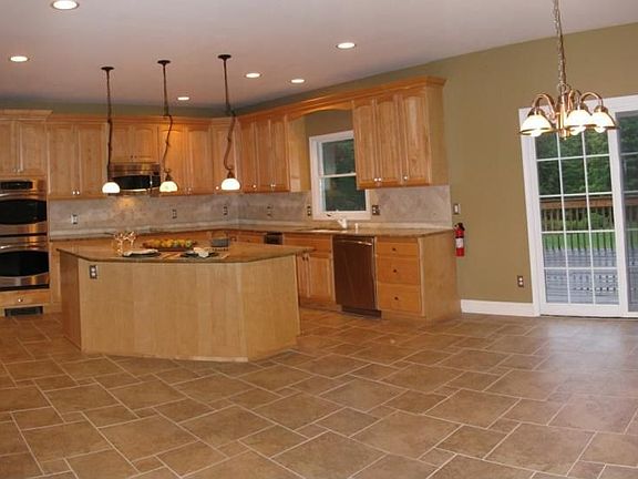 Large Eat-In Kitchen, Sliders to Deck