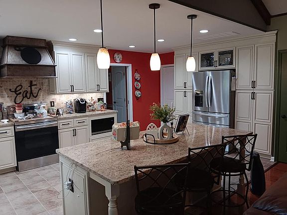 Kitchen w/island