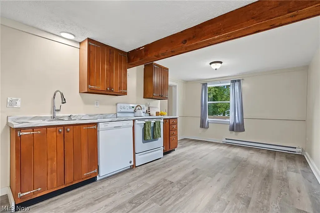 3 bed, 1370 sqft, $2,100 — Photo 3