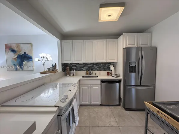 3301 N Country Club Dr APT 104, Aventura, FL 33180