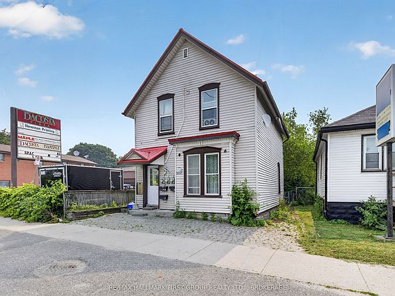 3rd image of 667 Montreal St
