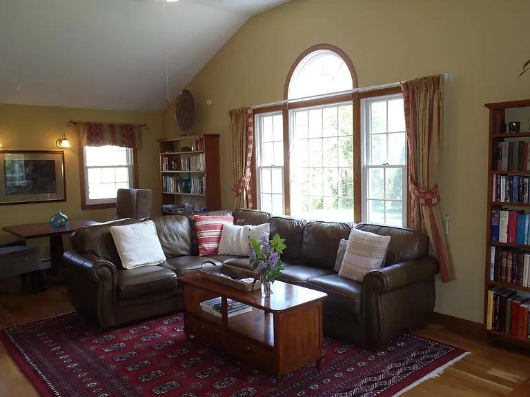 Sun room w/TV