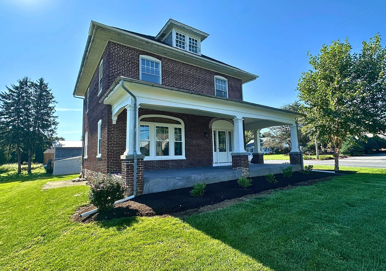 4 bed, 1.5 bath, 1736 sqft, $1,895 — Photo 2