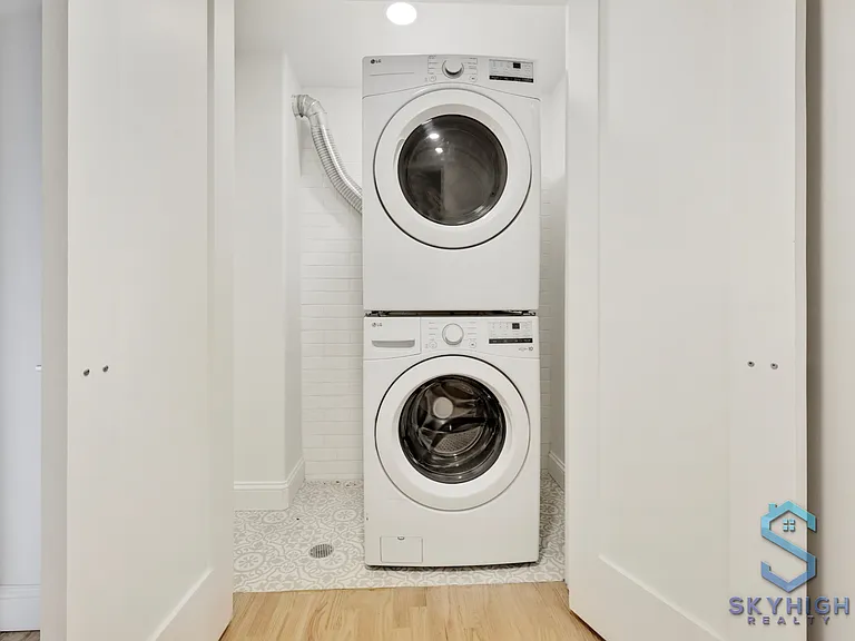 594 Van Buren St #1B — Photo 8