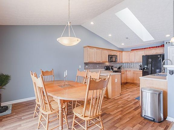 5th image of 71 Ascot Glen Dr