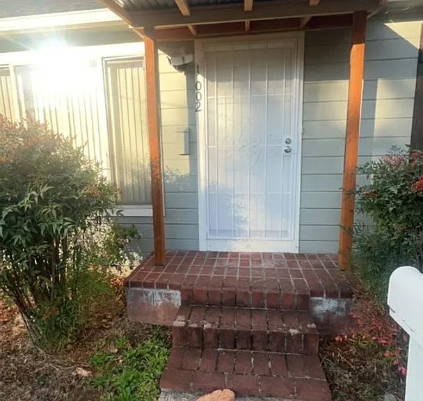 1002 NE 8th St — Photo 1