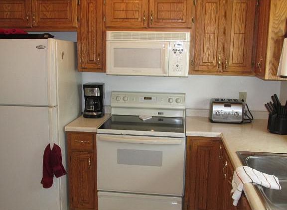 4th image of 1630 Summit Ave
