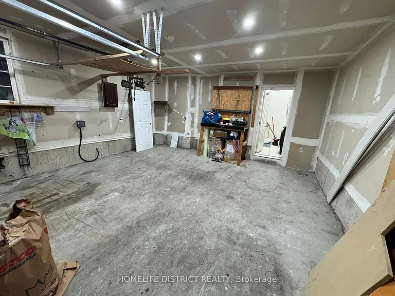 1100 Ashgrove Cres — Photo 37