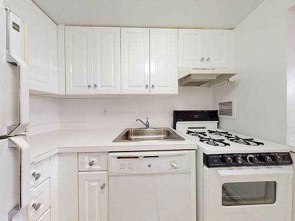5th image of 1 Astor Pl APT 7D
