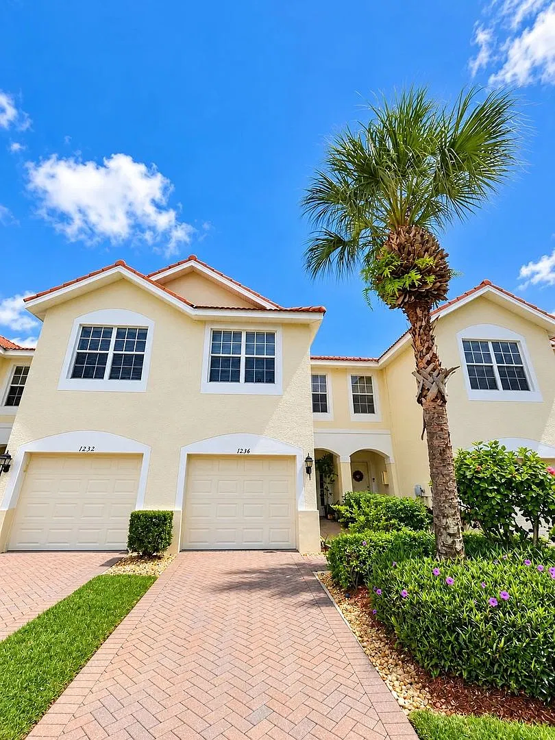 Available Nov 01 - Beautiful 3-bedroom, 2.5-bath townhome with attached garage in the heart of Na... — Photo 1