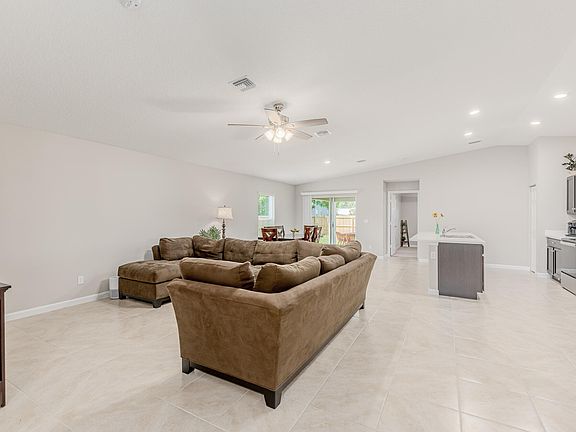 3rd image of 625 SE Tanner Avenue