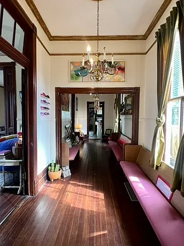 Entrance hallway, older pic