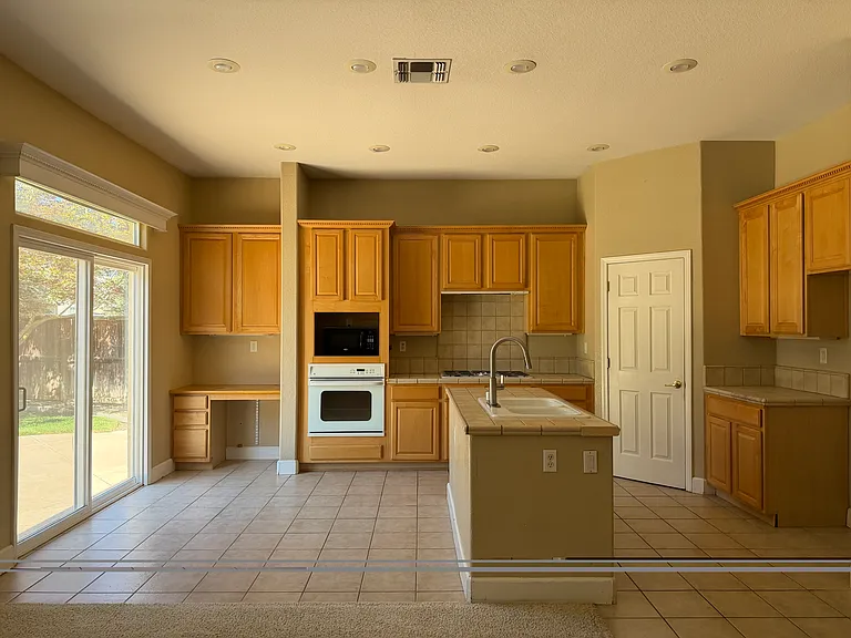 3917 Lakeside Dr — Photo 4