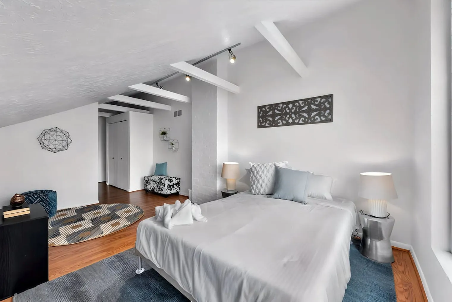 1 bed, 1.0 bath, 968 sqft, $2,352 — Photo 3