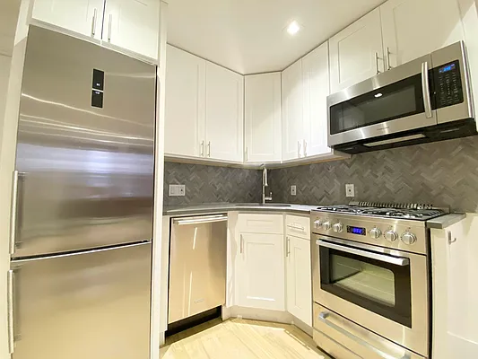 Rented by Bruma Realty LLC | media 9