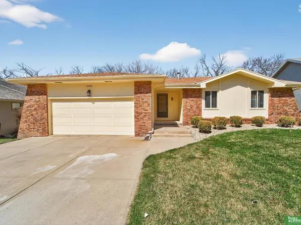15818 Nottingham Dr, Omaha, NE 68118