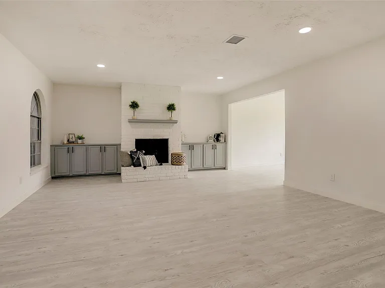 7926 Windy Creek Dr — Photo 10