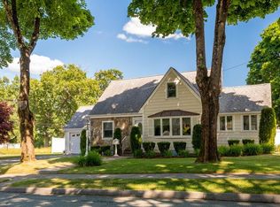 2 Williams Rd, Lynnfield, MA 01940