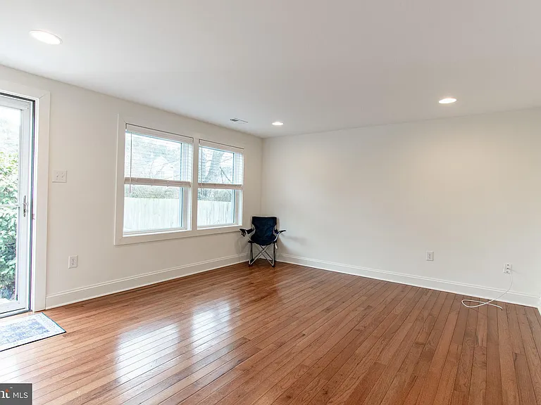 101 Brooks Ln — Photo 10