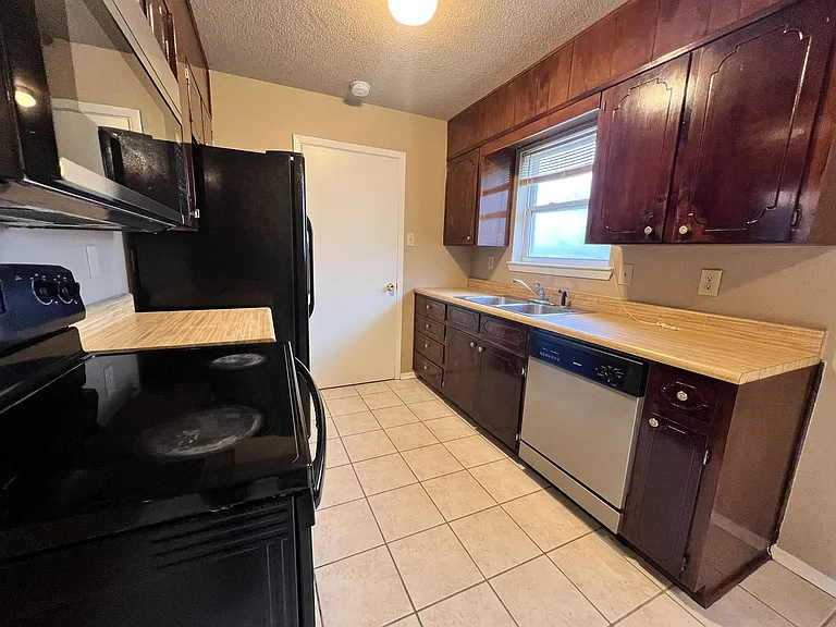 2110 Lago Trl — Photo 9