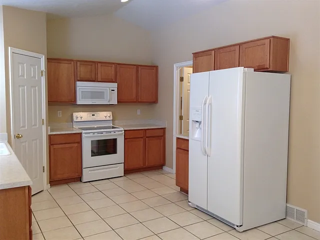 3 bed, 2.0 bath, 1390 sqft, $2,140 — Photo 2