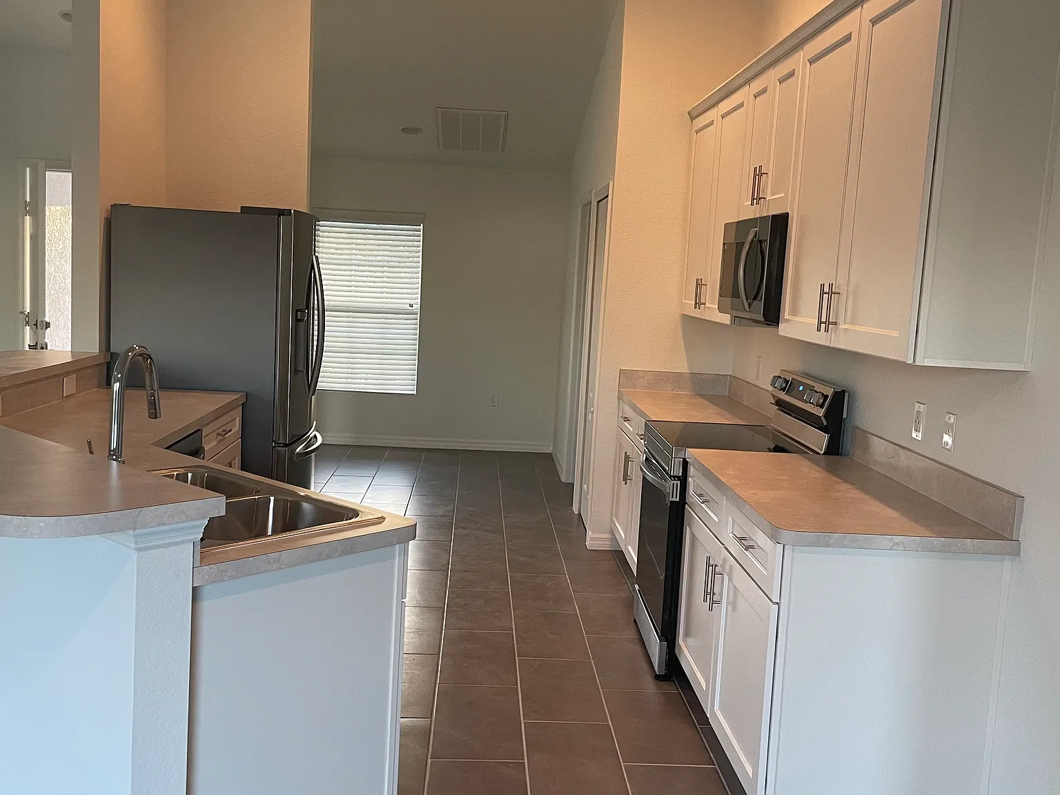 3 bed, 1776 sqft, $2,400 — Photo 3