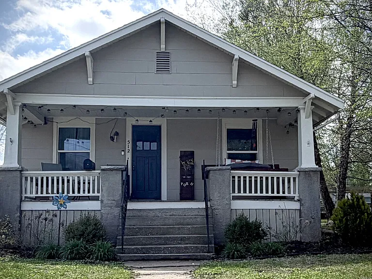 512 E Yerby St — Photo 1