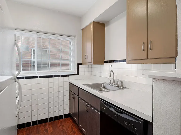 4951 Parker Ave #1F — Photo 1