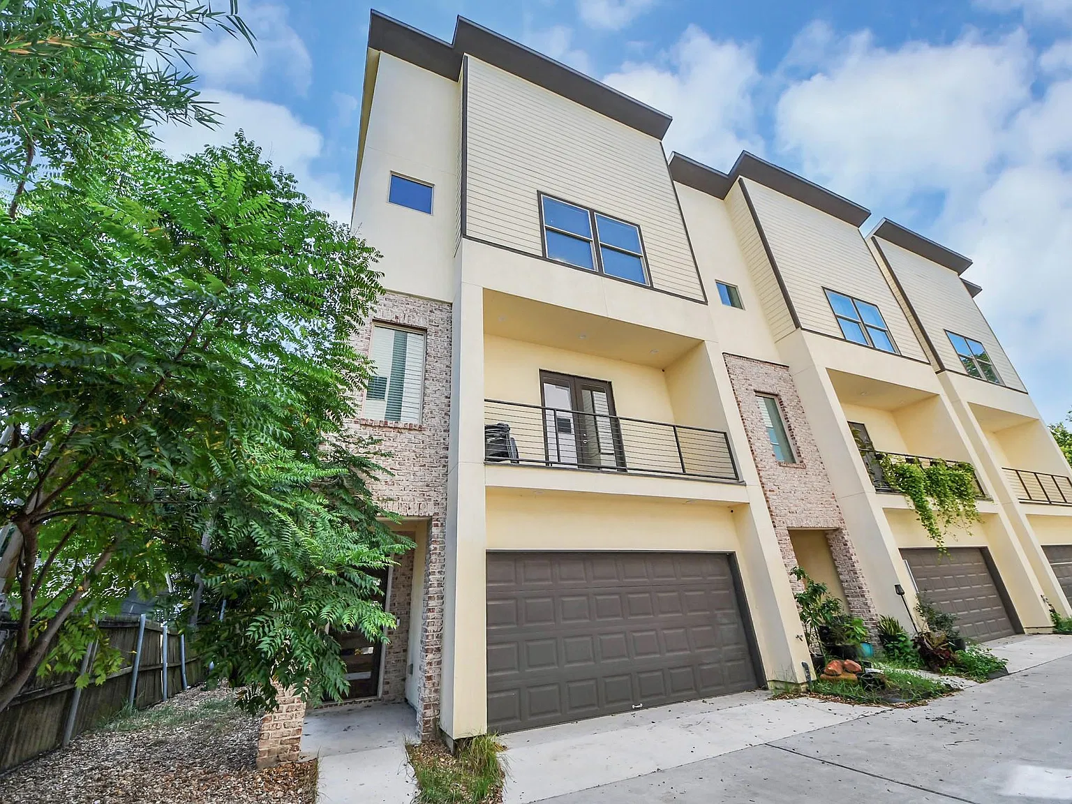 3 bed, 3.5 bath, 2189 sqft, $2,550 — Photo 1