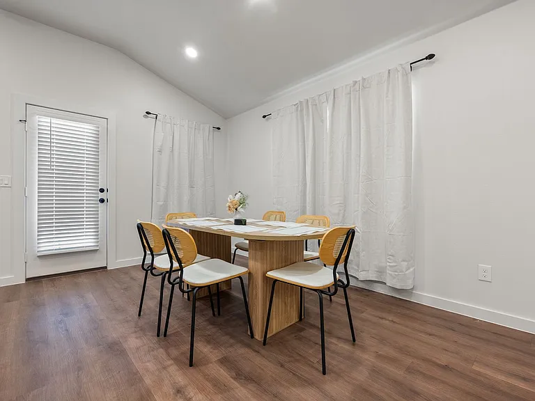 2163 Langford Ave — Photo 14