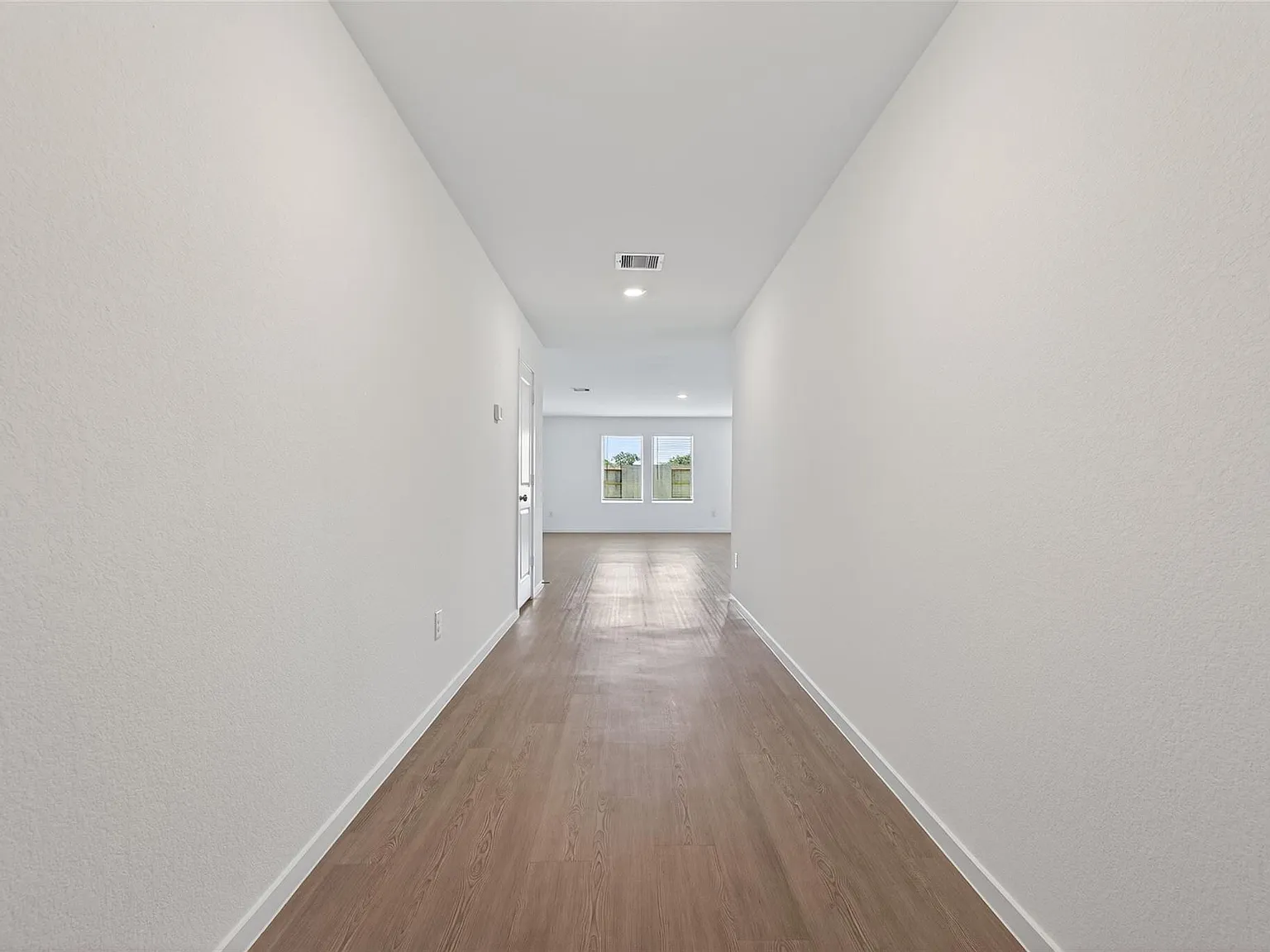 4 bed, 2.5 bath, 2039 sqft, $2,350 — Photo 3