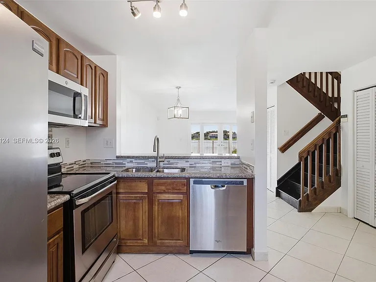 17530 SW 139th Ct — Photo 2