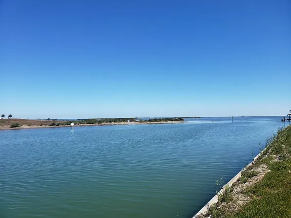 34 La Buena Vida Dr, Rockport, TX 78382