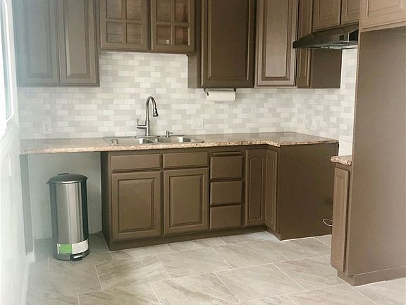 3rd image of 11934 Roscoe Blvd
